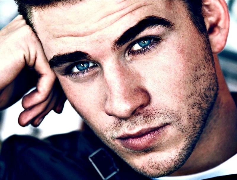 O Liam Hemsworth είναι σέξι ακόμα και με πολύχρωμο πεντικιούρ