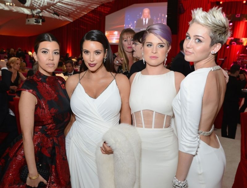 Μέχρι και η Miley Cyrus τρολάρει την Kim Kardashian Μέχρι και η Miley Cyrus τρολάρει την Kim Kardashian