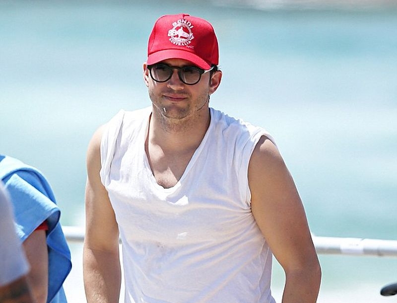 Αshton Kutcher: Στην παραλία για ηλιοθεραπεία Αshton Kutcher: Στην παραλία για ηλιοθεραπεία