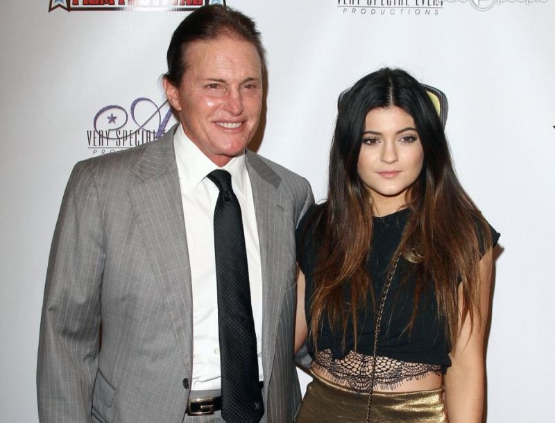 Kylie Jenner: Ανυπομονώ να δω την θηλυκή πλευρά του πατέρα μου Kylie Jenner: Ανυπομονώ να δω την θηλυκή πλευρά του πατέρα μου