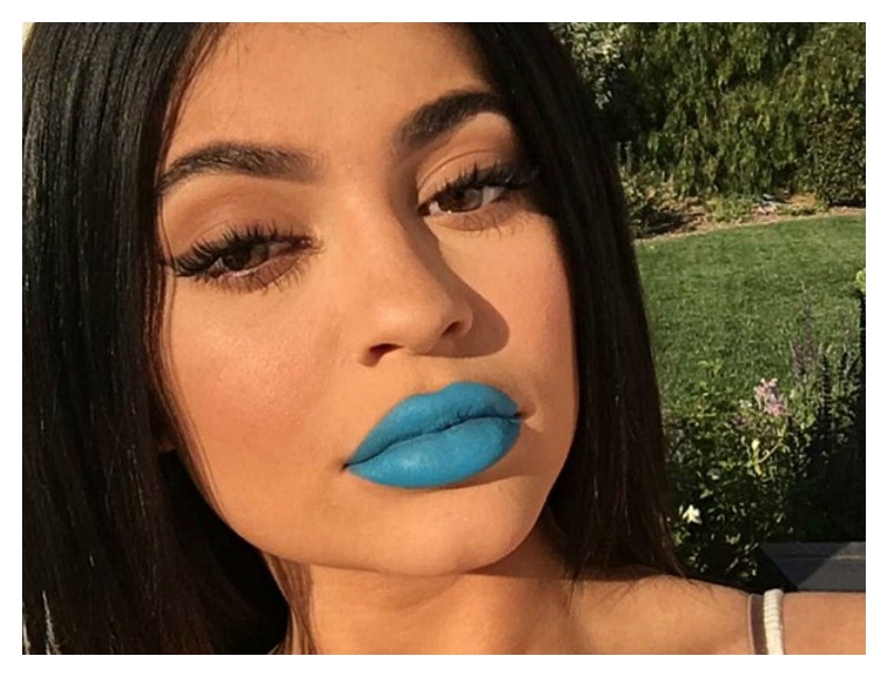 Kylie Jenner: Η νέα απόχρωση του γαλάζιου κραγιόν της ταιριάζει με τη γαλάζια Ferrari της Kylie Jenner: Η νέα απόχρωση του γαλάζιου κραγιόν της ταιριάζει με τη γαλάζια Ferrari της