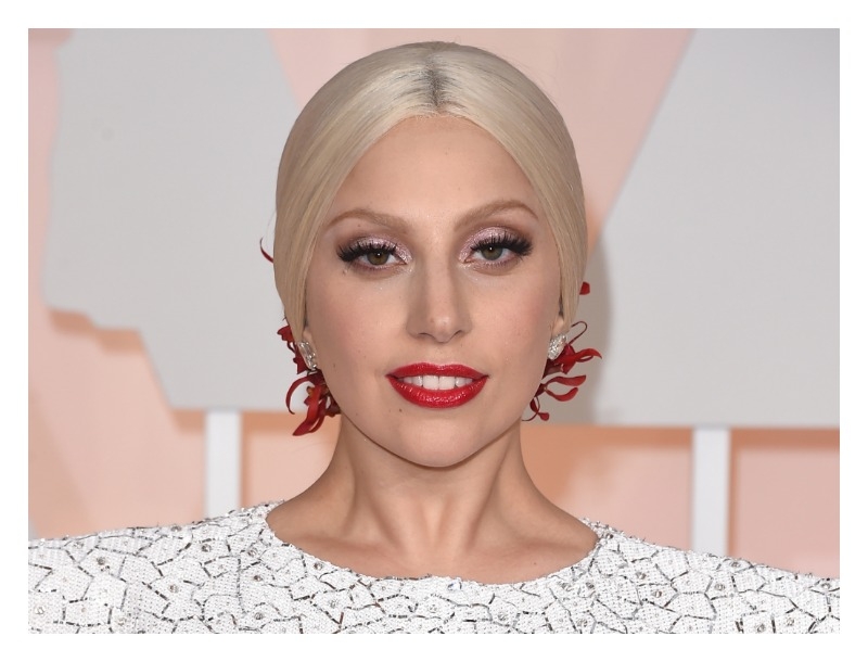 Lady Gaga: Συνάντησε τον Δαλάι Λάμα με σκισμένο τζιν! Lady Gaga: Συνάντησε τον Δαλάι Λάμα με σκισμένο τζιν!