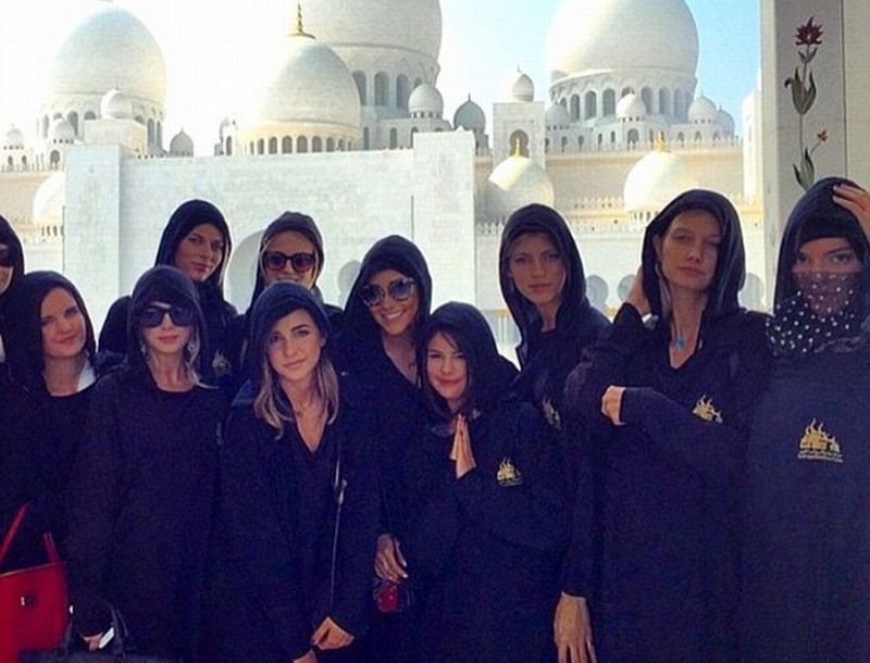 Μοντέλα με μπούργκα! Kendall Jenner-Gigi Hadid στο Abu Dhabi Μοντέλα με μπούργκα! Kendall Jenner-Gigi Hadid στο Abu Dhabi