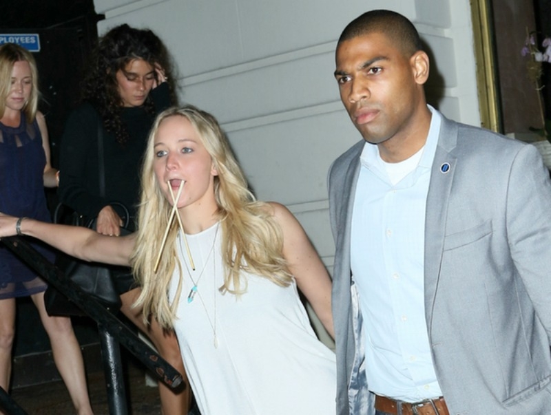 Jennifer Lawrence πλάκα μας κάνεις; Και τρίτος σέξι bodyguard; Jennifer Lawrence πλάκα μας κάνεις; Και τρίτος σέξι bodyguard;