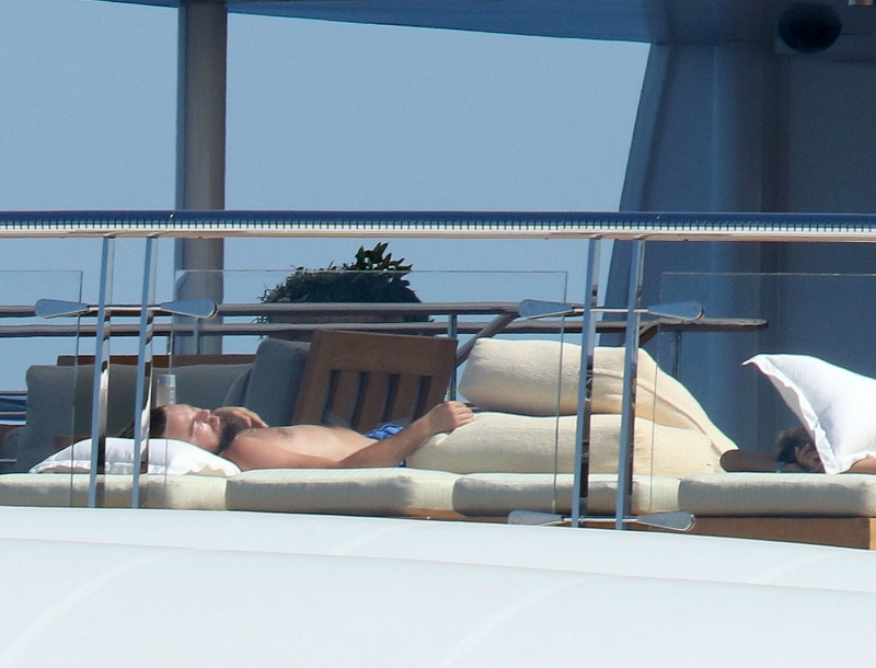 Leonardo DiCaprio: Ημίγυμνος λιάζεται σε υπερπολυτελές γιοτ (Photos) Leonardo DiCaprio: Ημίγυμνος λιάζεται σε υπερπολυτελές γιοτ (Photos)
