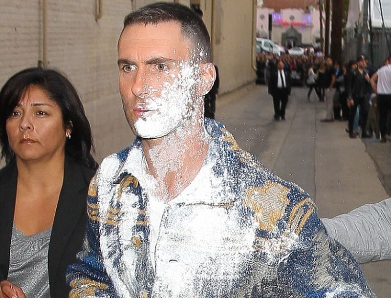 Adam Levine: Του επιτέθηκαν με πούδρα στον δρόμο! Adam Levine: Του επιτέθηκαν με πούδρα στον δρόμο!