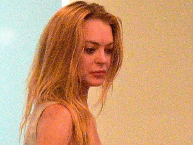 Lindsay Lohan: Ξυπόλητη, ατημέλητη και ταλαιπωρημένη στο yacht της στο St. Tropez Lindsay Lohan: Ξυπόλητη, ατημέλητη και ταλαιπωρημένη στο yacht της στο St. Tropez