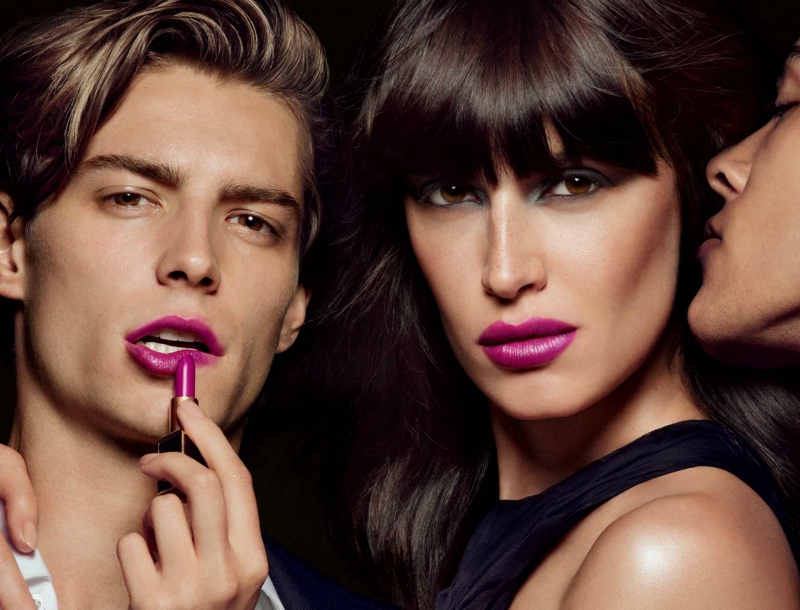 Mini κραγιόν ετοιμάζει ο Tom Ford με μια σέξι καμπάνια (video) Mini κραγιόν ετοιμάζει ο Tom Ford με μια σέξι καμπάνια (video)