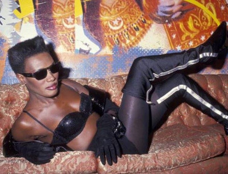 Grace Jones : Έδειξε το στήθος της στο κόκκινο χαλί! Grace Jones : Έδειξε το στήθος της στο κόκκινο χαλί!