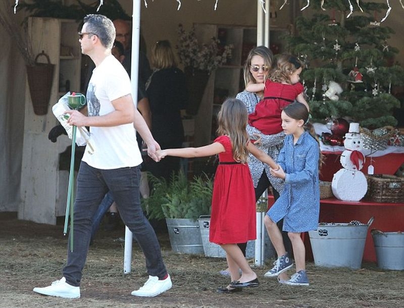 Christmas Time: H Jessica Alba και οι κόρες της στον Άγιο Βασίλη Christmas Time: H Jessica Alba και οι κόρες της στον Άγιο Βασίλη