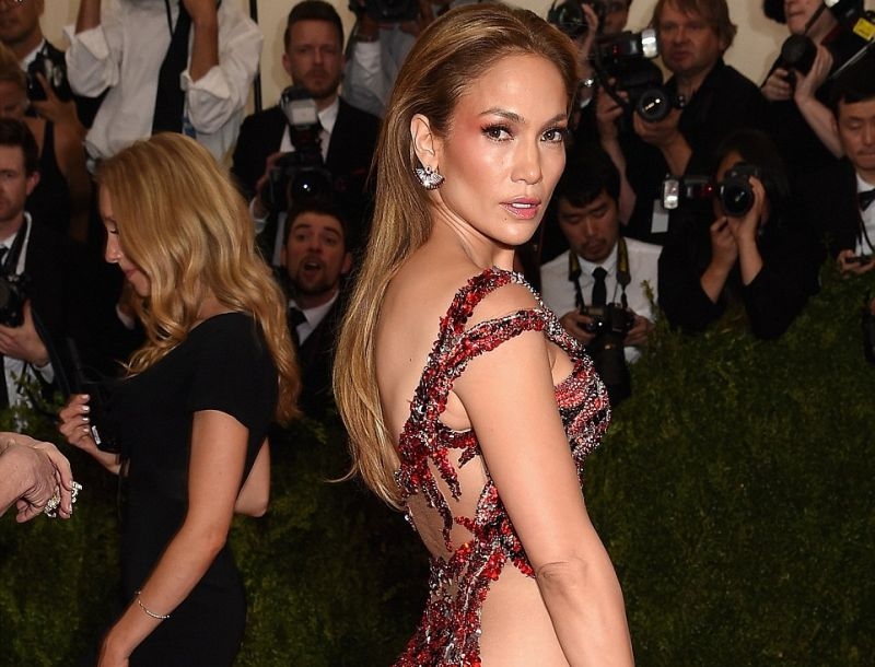Jennifer Lopez: Χωρίς εσώρουχα και με μονόπετρο στο κόκκινο χαλί Jennifer Lopez: Χωρίς εσώρουχα και με μονόπετρο στο κόκκινο χαλί