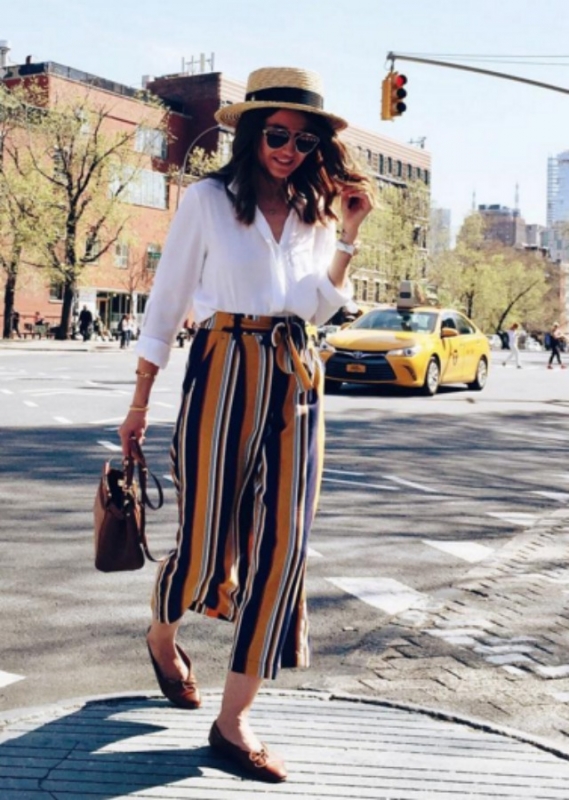 Street style : Η Alexandra Pereira φορά ριγέ φόρεμα με τον πιο casual-chic τρόπο Street style : Η Alexandra Pereira φορά ριγέ φόρεμα με τον πιο casual-chic τρόπο
