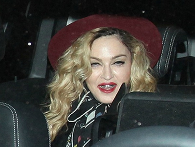 Like a virgin! H Madonna φόρεσε μαύρα σιδεράκια Like a virgin! H Madonna φόρεσε μαύρα σιδεράκια