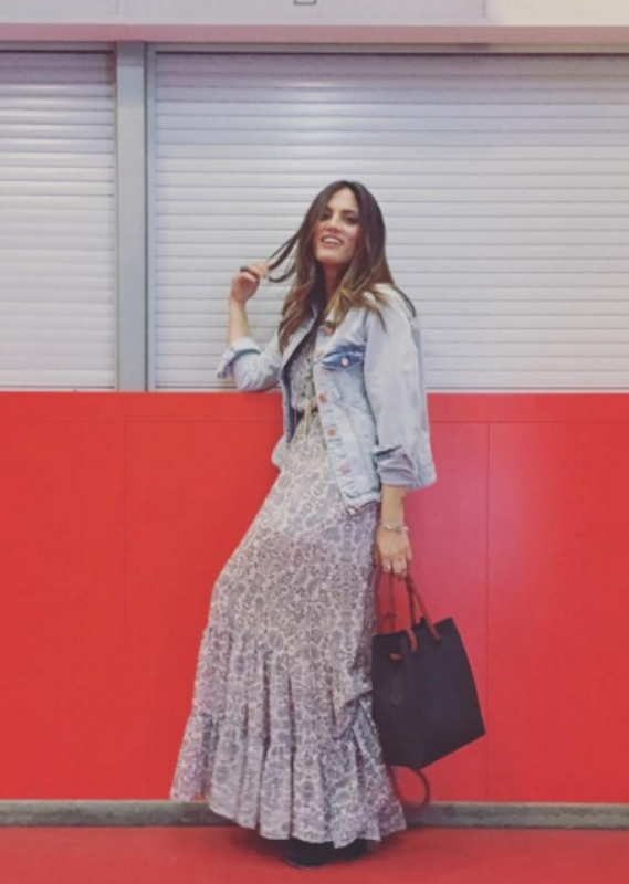 Street style : Συνδύασε και εσύ το floral φόρεμα σαν τη Μαίρη Συνατσάκη