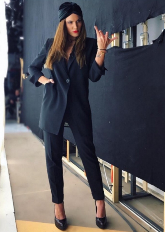 Street style : H Μαίρη Συνατσάκη για το Σ/Κ προτείνει total black look Street style : H Μαίρη Συνατσάκη για το Σ/Κ προτείνει total black look