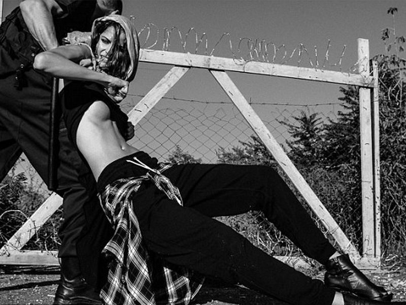 Eπανάσταση στο Twitter : Η φωτογράφιση με sexy πρόσφυγες που προκάλεσε αντιδράσεις! Eπανάσταση στο Twitter : Η φωτογράφιση με sexy πρόσφυγες που προκάλεσε αντιδράσεις!