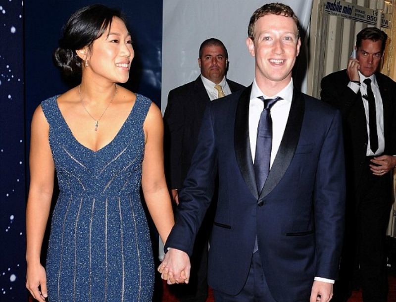 Τουλάχιστον δεν εμφανίστηκε με φούτερ! Ο Mark Zuckerberg φόρεσε μπλε κοστούμι σε black tie event Τουλάχιστον δεν εμφανίστηκε με φούτερ! Ο Mark Zuckerberg φόρεσε μπλε κοστούμι σε black tie event