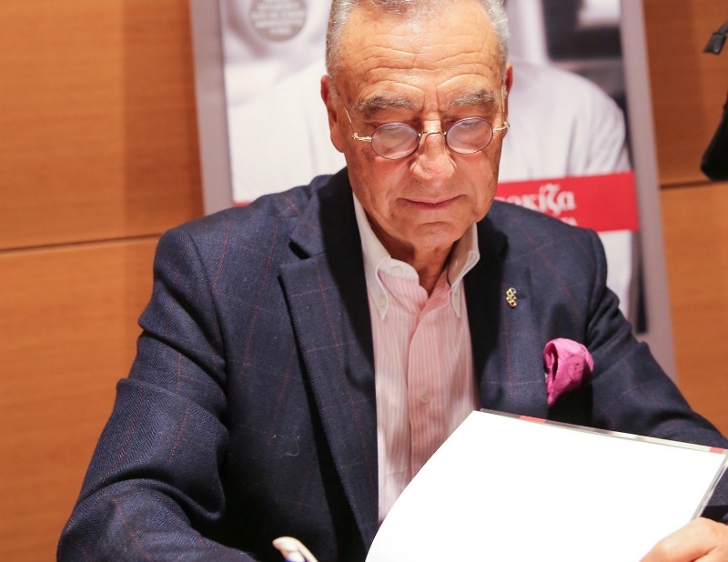 Πίσω απ' τη Μαρκίζα: Ένα βιβλίο - προσωπική μαρτυρία του Μάκη Μάτσα Πίσω απ' τη Μαρκίζα: Ένα βιβλίο - προσωπική μαρτυρία του Μάκη Μάτσα