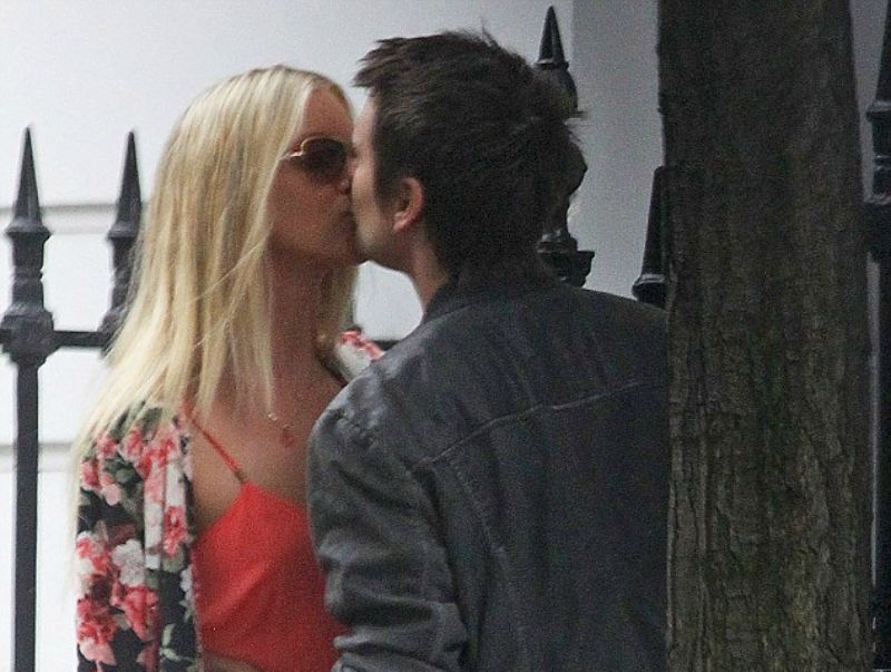 Πού να βρω μια να σου μοιάζει; Ο Matt Bellamy τα έφτιαξε με μια καινούργια Kate Hudson Πού να βρω μια να σου μοιάζει; Ο Matt Bellamy τα έφτιαξε με μια καινούργια Kate Hudson