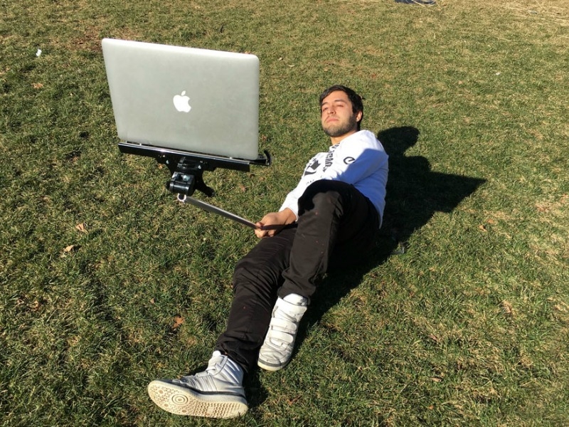 Το τερμάτισαν! Βγάζουν selfie με MacBook selfie stick και γίνεται η νέα τάση! Το τερμάτισαν! Βγάζουν selfie με MacBook selfie stick και γίνεται η νέα τάση!