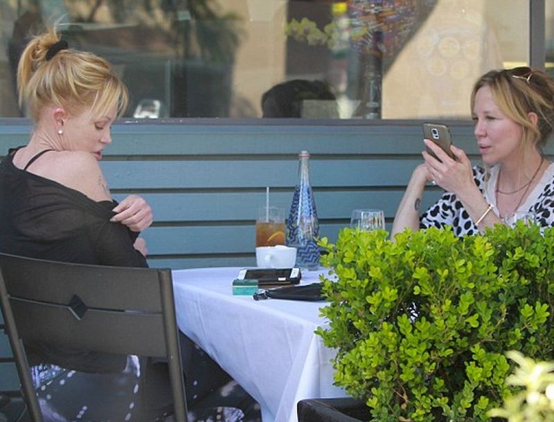 Melanie Griffith: Σβήνει το τατουάζ με το όνομα του Antonio Banderas Melanie Griffith: Σβήνει το τατουάζ με το όνομα του Antonio Banderas