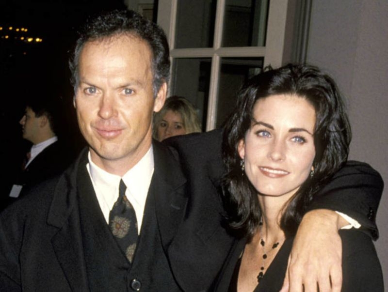 Ήξερες ότι ο Michael Keaton τα είχε με τη Monica Geller; Ήξερες ότι ο Michael Keaton τα είχε με τη Monica Geller;