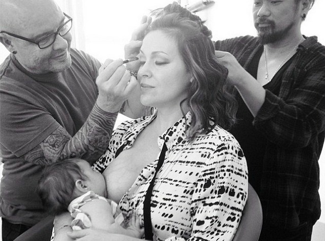 Στον δρόμο που χάραξε η Gisele! Η Alyssa Milano θηλάζει το μωρό της ενώ ετοιμάζεται για φωτογράφιση Στον δρόμο που χάραξε η Gisele! Η Alyssa Milano θηλάζει το μωρό της ενώ ετοιμάζεται για φωτογράφιση