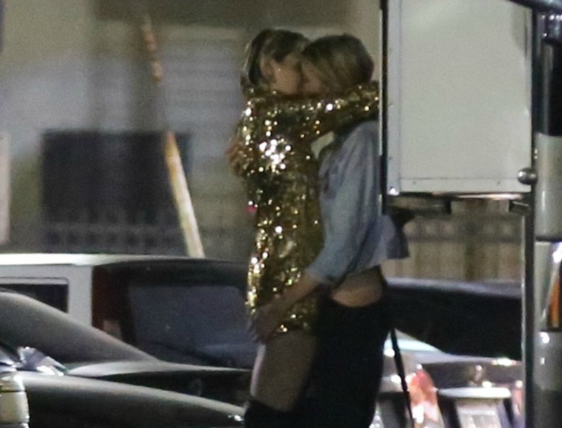 Η Miley Cyrus ανταλλάσσει παθιασμένα φιλιά με τον άγγελο της Victoria's Secret Η Miley Cyrus ανταλλάσσει παθιασμένα φιλιά με τον άγγελο της Victoria's Secret