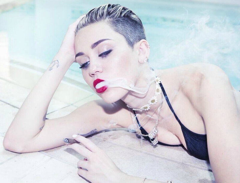 Miley Cyrus: Η νέα της φωτογράφιση που θα σπάσει το internet Miley Cyrus: Η νέα της φωτογράφιση που θα σπάσει το internet