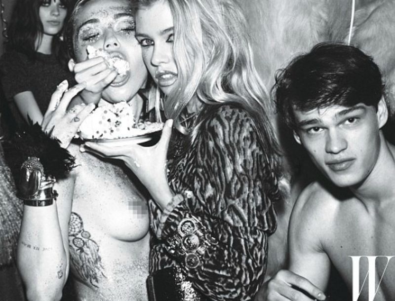 Μiley Cyrus: Ποζάρει topless στην αγκαλιά της κοπέλας της Μiley Cyrus: Ποζάρει topless στην αγκαλιά της κοπέλας της