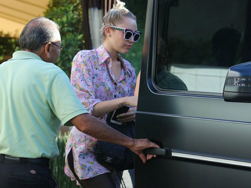 Miley Cyrus μήπως ξέχασες κάτι να βάλεις; Περίεργο! Miley Cyrus μήπως ξέχασες κάτι να βάλεις; Περίεργο!