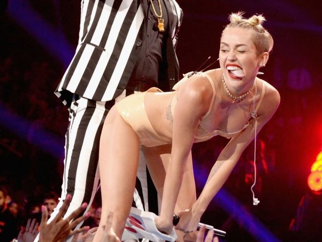 Miley Cyrus... την πάτησες! Ξεκίνησε η πρώτη σχολή twerking στον κόσμο (video) - Κεντρική Εικόνα Miley Cyrus... την πάτησες! Ξεκίνησε η πρώτη σχολή twerking στον κόσμο (video) - Κεντρική Εικόνα