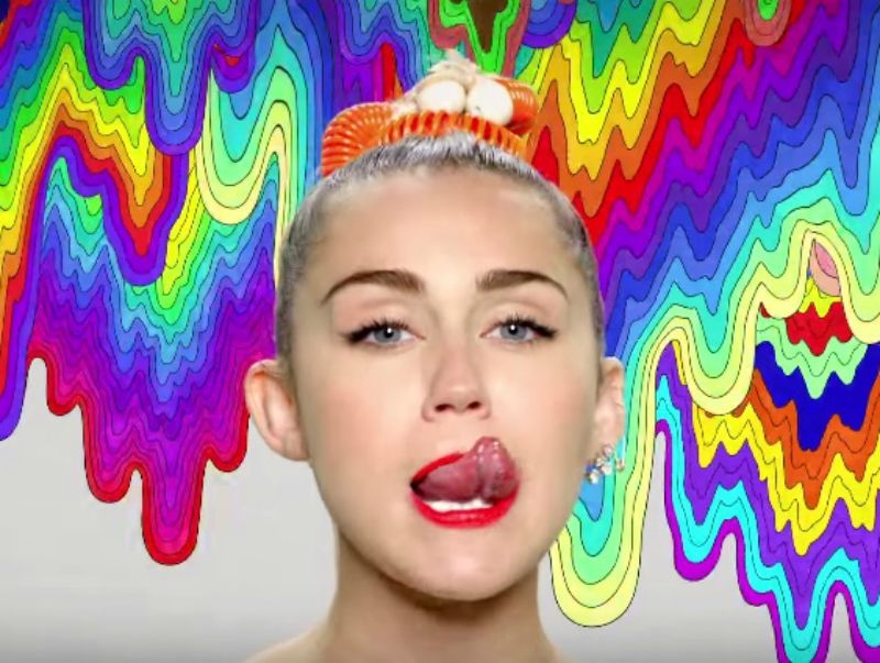 Miley Cyrus: Προπονεί τη γλώσσα της για τα VMA Miley Cyrus: Προπονεί τη γλώσσα της για τα VMA
