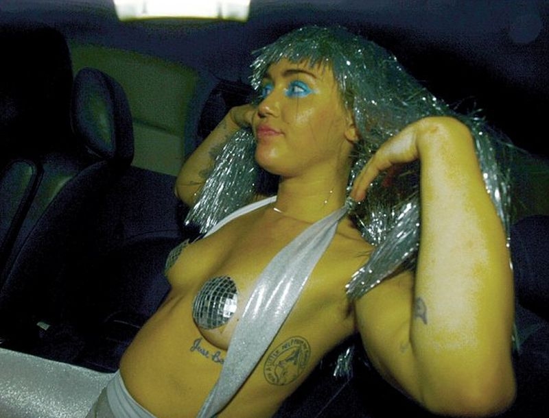 Αυτά βλέπει η μαμά του Patrick! Η Μiley Cyrus topless… ξανά! Αυτά βλέπει η μαμά του Patrick! Η Μiley Cyrus topless… ξανά!