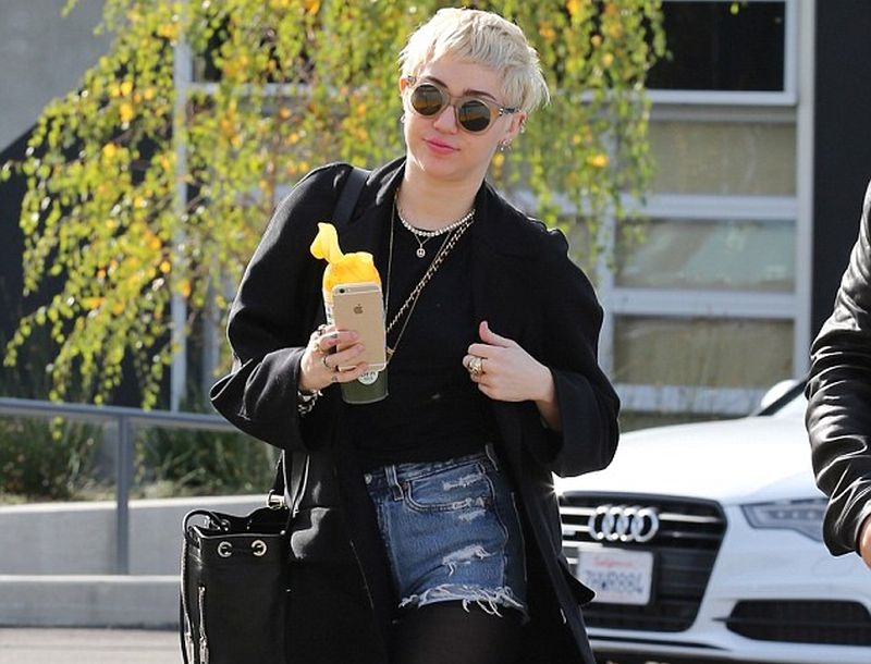 Απορεί και η Miley Cyrus για το πως ήταν και πως έγινε! Απορεί και η Miley Cyrus για το πως ήταν και πως έγινε!