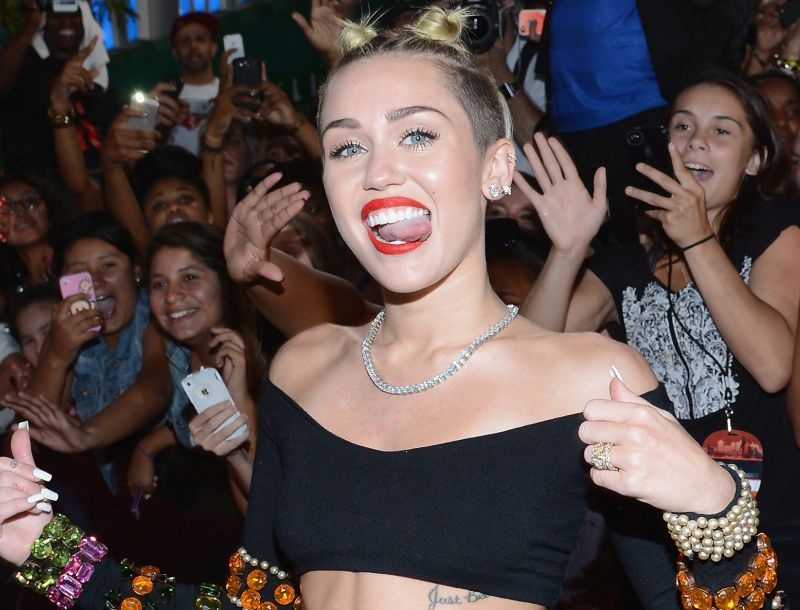 H Miley Cyrus ξαναχτυπά! Οι topless βουτιές στην παραλία H Miley Cyrus ξαναχτυπά! Οι topless βουτιές στην παραλία