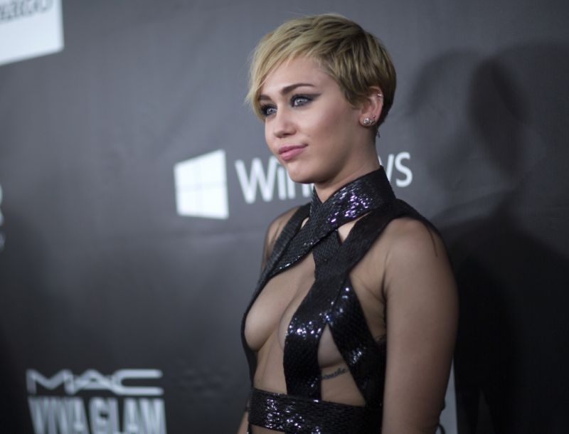 Μiley απλά σταμάτα! Η νέα topless φωτογραφία της στο Instagram Μiley απλά σταμάτα! Η νέα topless φωτογραφία της στο Instagram