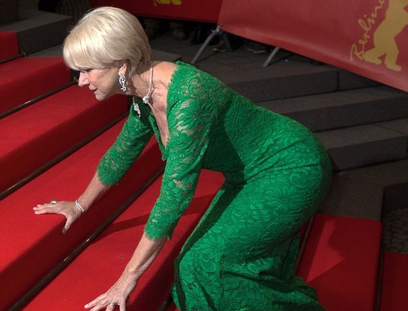 Συμβαίνει και στις διάσημες: H τούμπα της Helen Mirren στο κόκκινο χαλί Συμβαίνει και στις διάσημες: H τούμπα της Helen Mirren στο κόκκινο χαλί