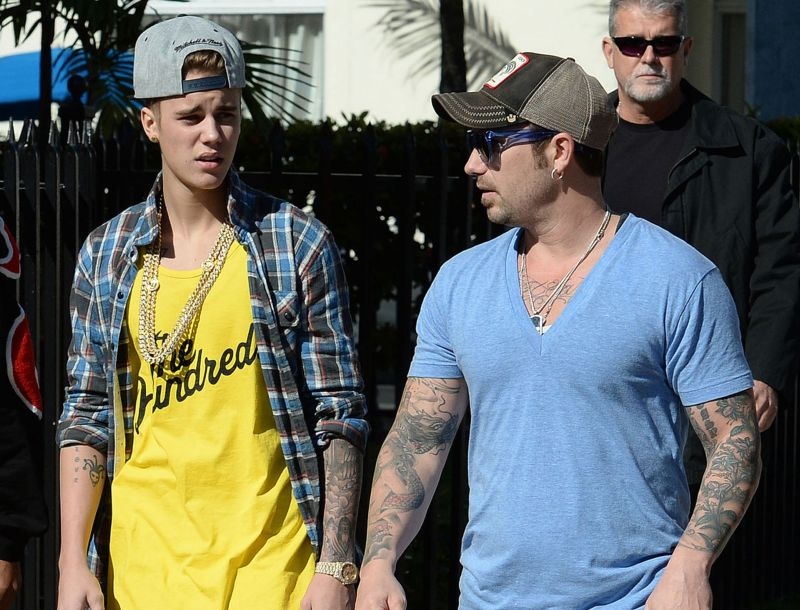 Η απόλυτη ντροπή: Ο πατέρας του Bieber πέταξε την σκυλίτσα Karma από το μπαλκόνι! Η απόλυτη ντροπή: Ο πατέρας του Bieber πέταξε την σκυλίτσα Karma από το μπαλκόνι!
