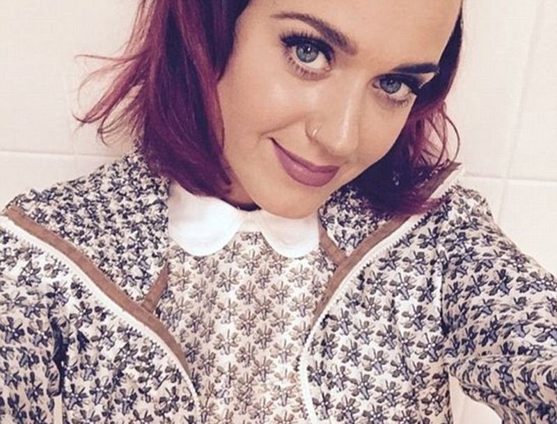 To λες και κιτς! H Katy Perry έβαψε μωβ τα μαλλιά της To λες και κιτς! H Katy Perry έβαψε μωβ τα μαλλιά της