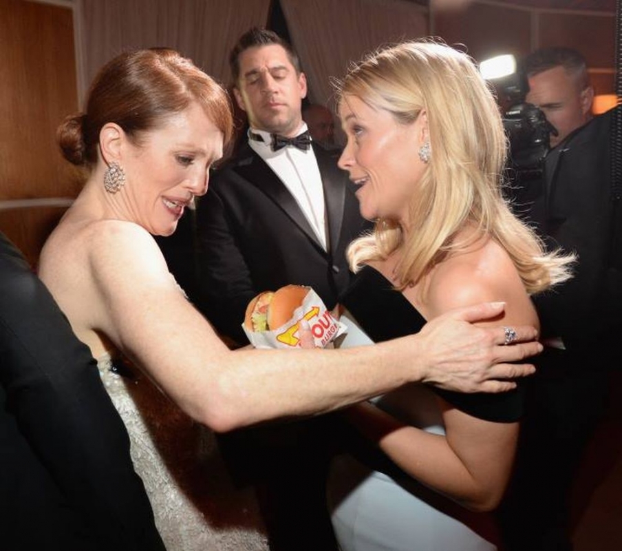 Julianne Moore: Την κέρασε… cheeseburger η Reese Witherspoon! Julianne Moore: Την κέρασε… cheeseburger η Reese Witherspoon!