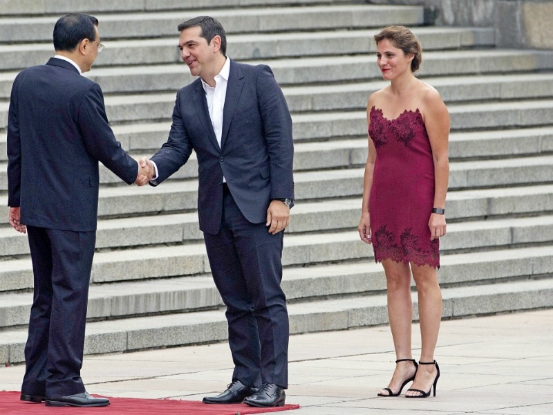 Γιατί τόσο κράξιμο; Η Περιστέρα Μπαζιάνα με μπορντό Chic φόρεμα μας άρεσε (σε σχέση με τις άλλες εμφανίσεις της) Γιατί τόσο κράξιμο; Η Περιστέρα Μπαζιάνα με μπορντό Chic φόρεμα μας άρεσε (σε σχέση με τις άλλες εμφανίσεις της)