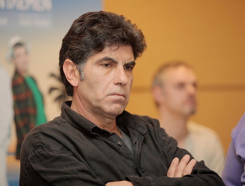 Γιάννης Μπέζος: Γιατί ο Ρουβάς να μην τραγουδήσει Θεοδωράκη; Γιάννης Μπέζος: Γιατί ο Ρουβάς να μην τραγουδήσει Θεοδωράκη;