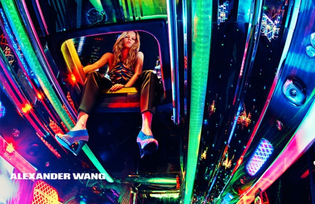 Ο Alexander Wang κάνει πάρτι σε ένα λεωφορείο Ο Alexander Wang κάνει πάρτι σε ένα λεωφορείο