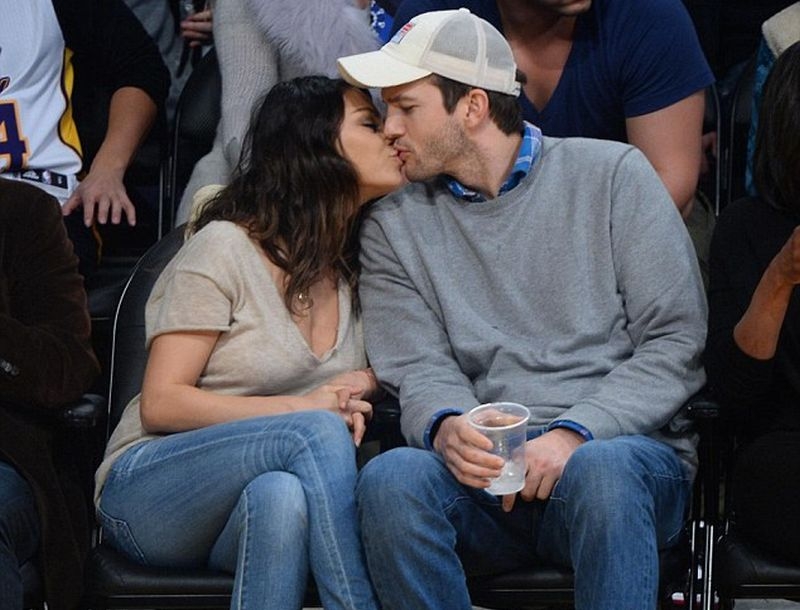 Φιλιά δίπλα από το παρκέ! Full in Love Κutcher-Kunis Φιλιά δίπλα από το παρκέ! Full in Love Κutcher-Kunis