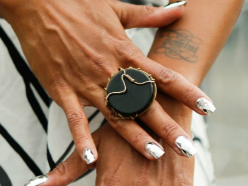 Mirror nails : Η νέα τάση στα νύχια ! Mirror nails : Η νέα τάση στα νύχια !
