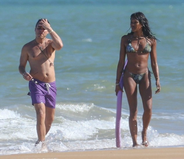 Δες κορμί! Η Naomi Campbell με μικροσκοπικό μπικίνι και χωρίς μακιγιάζ Δες κορμί! Η Naomi Campbell με μικροσκοπικό μπικίνι και χωρίς μακιγιάζ