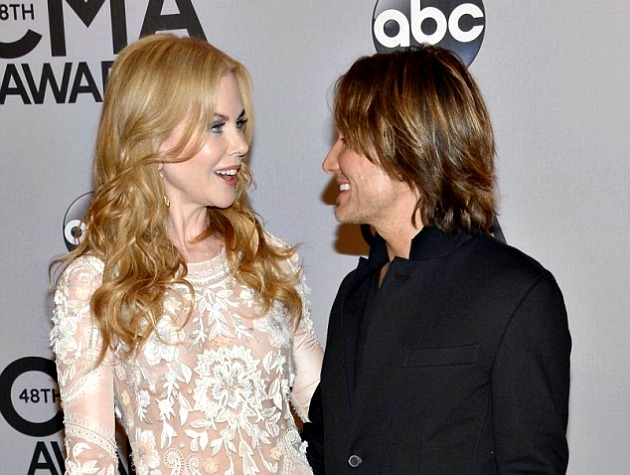 Απρόσεχτος ο Keith Urban, πιάνει δημόσια τα οπίσθια της Kidman Απρόσεχτος ο Keith Urban, πιάνει δημόσια τα οπίσθια της Kidman