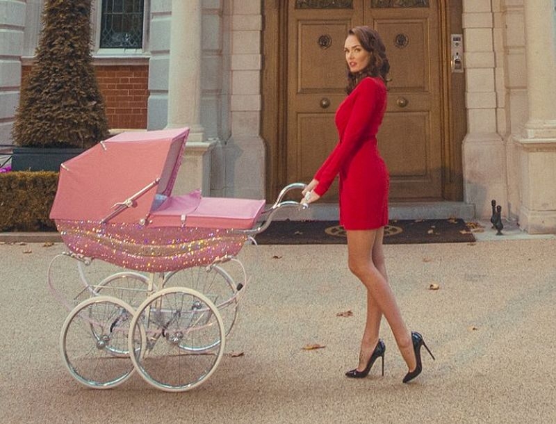 H Τamara Ecclestone θηλάζει on camera H Τamara Ecclestone θηλάζει on camera