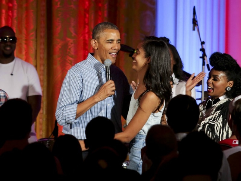 Αυτός είναι ο πιο cool πλανητάρχης! Ο Βarack Obama τραγουδάει Happy Birthday στην κόρη του! Αυτός είναι ο πιο cool πλανητάρχης! Ο Βarack Obama τραγουδάει Happy Birthday στην κόρη του!